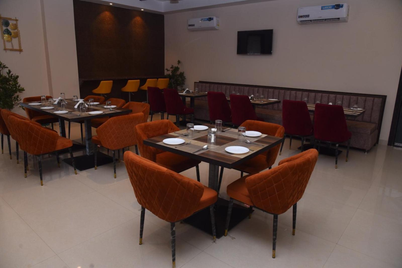 The Imperial Hotel And Convention Centre Kanpur Exterior photo