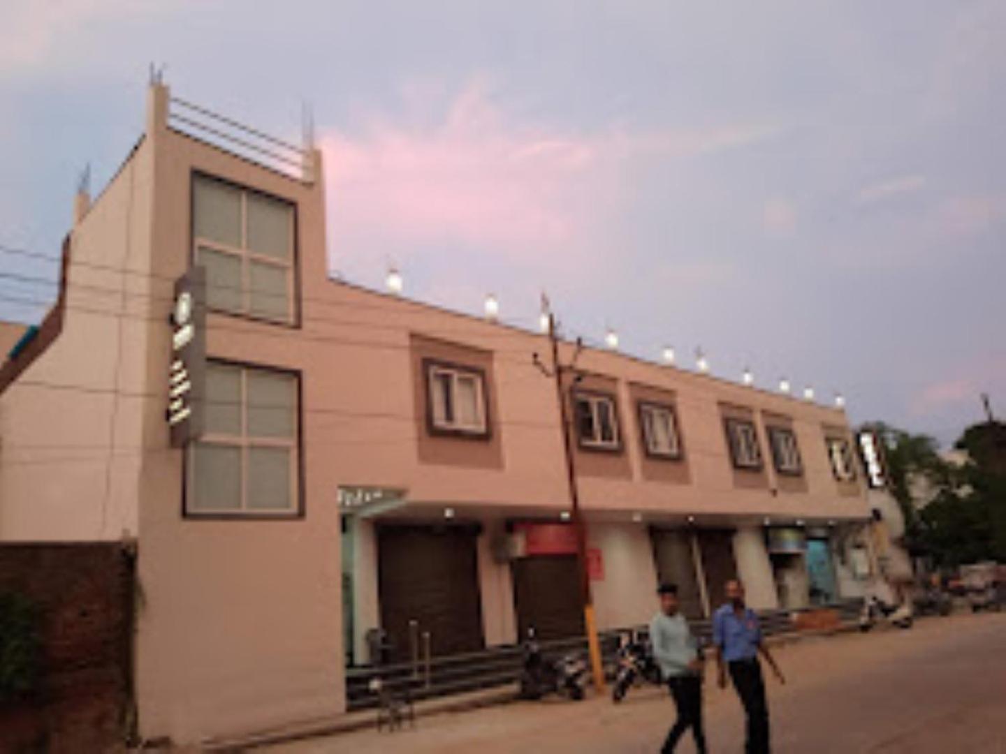 The Imperial Hotel And Convention Centre Kanpur Exterior photo